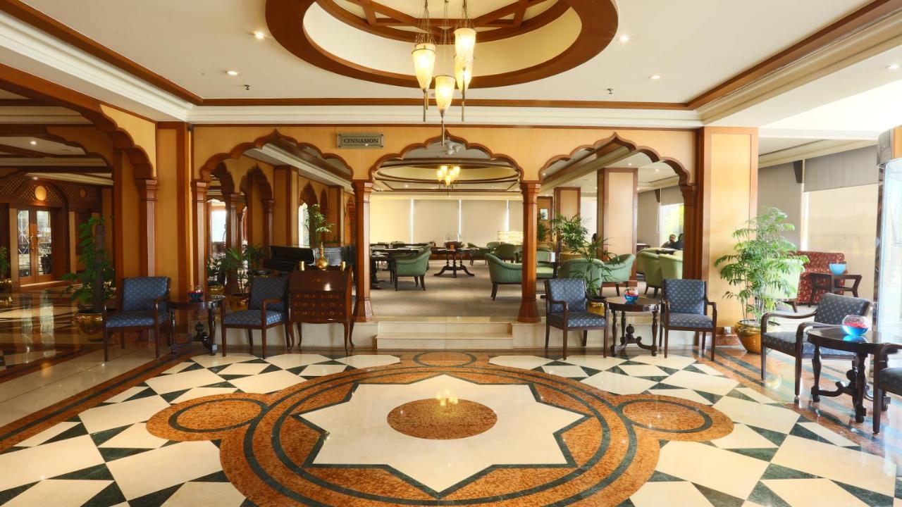 Avari Towers Karachi Eksteriør bilde The lobby of the hotel