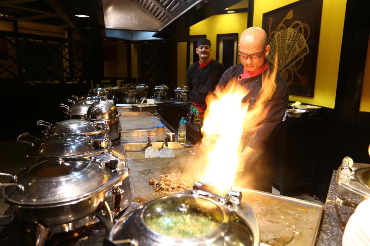 Avari Towers Karachi Eksteriør bilde A chef cooking with a blowtorch