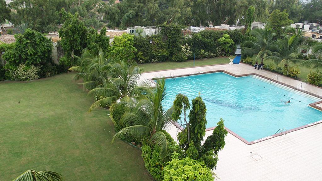 Avari Towers Karachi Eksteriør bilde Swimming pool at the club