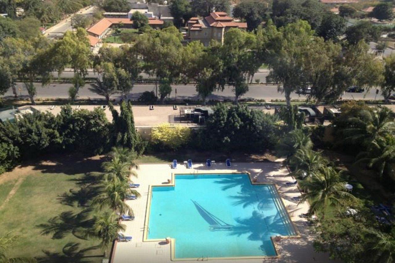 Avari Towers Karachi Eksteriør bilde The swimming pool at the hotel