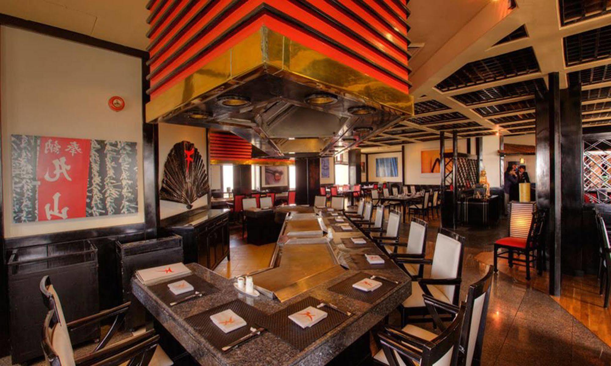 Avari Towers Karachi Eksteriør bilde The interior of a typical PF Chang's